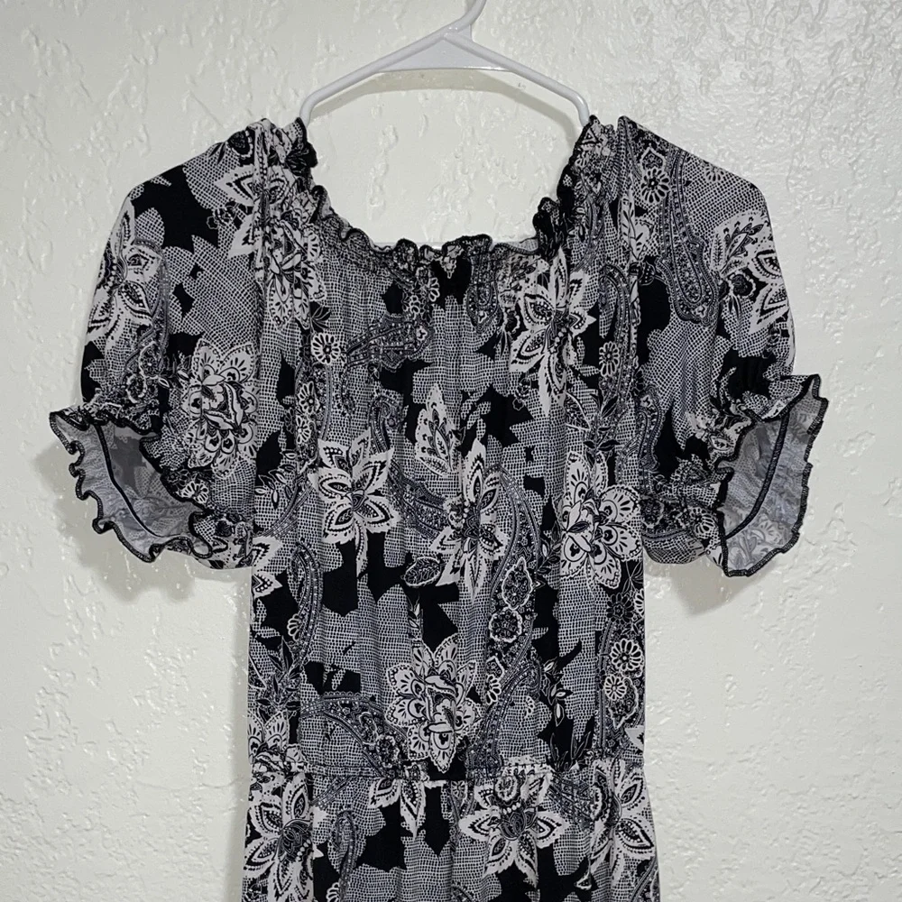 Black & White Floral Puff-Sleeve Midi Dress by - Picture 6 of 8